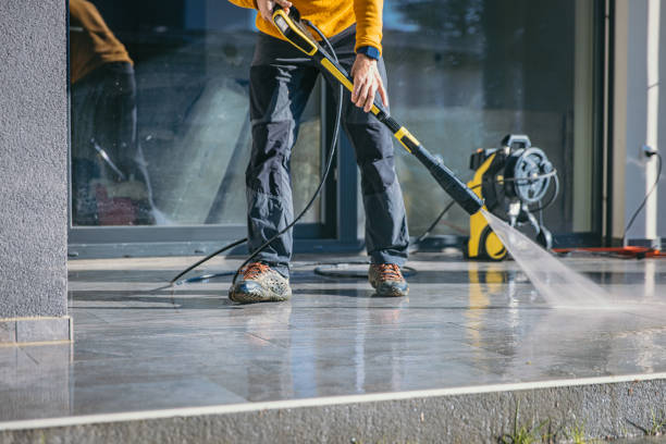 Best Garage Pressure Washing  in Davenport, IA